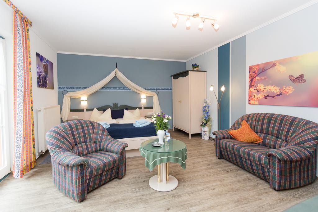 Hotel Garni Am Deich Zingst Pokoj fotografie